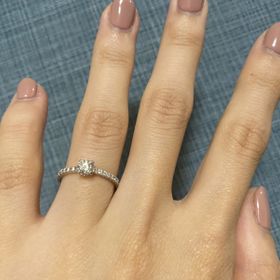【カルティエ(Cartier)の口コミ】 結婚指輪を真ん中でくぼんでいるリボンのようなデザインにしたので、真ん…