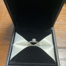 【エクセルコダイヤモンド(EXELCO DIAMOND)の口コミ】 婚約指輪ですが彼女と一緒に選び、デザインは彼女が気に入ったシンプルな…