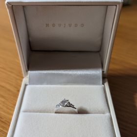 【宝寿堂(ほうじゅどう)の口コミ】 ティアラのモチーフであったこと。シンプルなエンゲージリングと派手めな…
