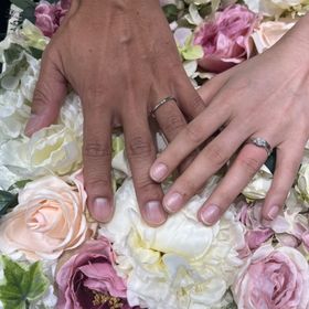 【アイプリモ(I-PRIMO)の口コミ】 指輪のラインがストレートかV字が悩んでおりましたが、せっかくなら婚約指…