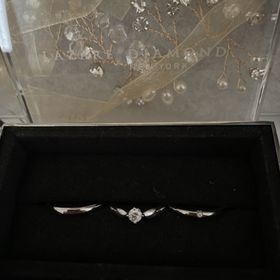 【ラザール ダイヤモンド(LAZARE DIAMOND)の口コミ】 他にはないデザイン！3点ダイヤが付いてますが横並びではなく縦に3点並ん…