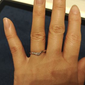 【4℃ BRIDAL(ヨンドシーブライダル)の口コミ】 指輪のデザインとしては、あまり太くなくて直線のデザインよりは曲線で女…