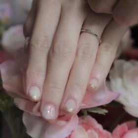 【4℃ BRIDAL(ヨンドシーブライダル)の口コミ】 派手すぎない控えめな指輪を探していました。この指輪は、身につけやすい…