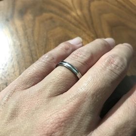 【Tomo me(トモミ)の口コミ】 お店でたくさんの指輪を見せて頂きました。その中で、直線的で、シンプル…