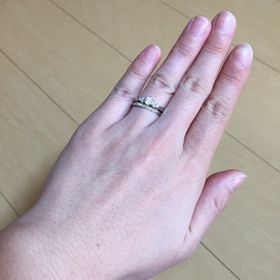 【銀座ダイヤモンドシライシの口コミ】 婚約指輪は華やかになるよう、中央のダイヤだけでなくサイドにも小さめの…