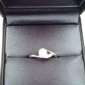 【ラザール ダイヤモンド(LAZARE DIAMOND)の口コミ】 デザインが他ではなかなか見かけないものであったこと、何よりも指輪の名…