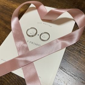 【アイプリモ(I-PRIMO)の口コミ】 いくつか候補の指輪がありましたが指輪のデザインに惹かれました。斜めに1…