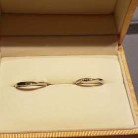 【ケイウノ ブライダル(K.UNO BRIDAL)の口コミ】 リボンという名前に惹かれて購入しました。
シンプルだけど、ダイヤの数も…