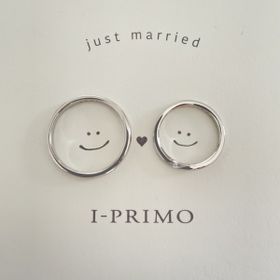 【アイプリモ(I-PRIMO)の口コミ】 指輪はシンプルながらもダイヤが斜めラインにさりげなく走っているデザイ…