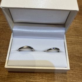 【湘南彫金工房 andfuseの口コミ】 お互いの誕生石と誕生月のお花を裏と表に入れた。
お互いに指がぽっちゃり…