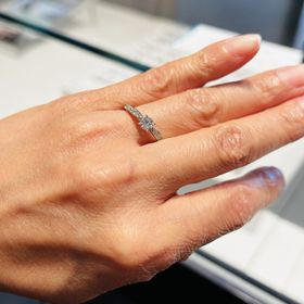 【銀座ダイヤモンドシライシの口コミ】 色黒で指が細いので、サイドにもダイヤがあるエタニティータイプの方がし…