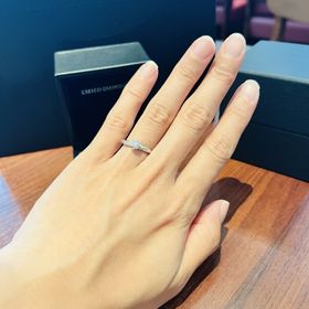 【エクセルコダイヤモンド(EXELCO DIAMOND)の口コミ】 細めのリングで緩やかなウェーブがかかっており、指が長く見えること、縦…