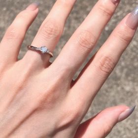 【銀座ダイヤモンドシライシの口コミ】 指輪を選ぶ当初、リングに一粒ダイヤモンドが乗っているスタンダードでシ…