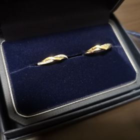 【銀座ダイヤモンドシライシの口コミ】 プラチナとゴールドのコンビネーション、小さなダイヤが複数付いている、…