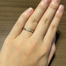 【銀座ダイヤモンドシライシの口コミ】 指輪が細目で、真ん中あたりでツイストされていて、指が綺麗に見えるデザ…
