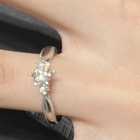 【エクセルコダイヤモンド(EXELCO DIAMOND)の口コミ】 婚約指輪はダイヤモンド本体の質が良いものと考えていました。鑑定書が付…