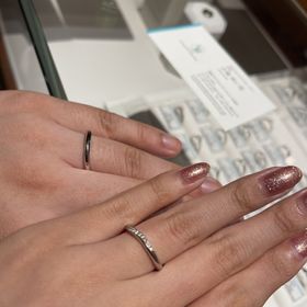 【銀座ダイヤモンドシライシの口コミ】 指輪の半分がダイヤモンドで埋まっていて、光に当たるととってもキラキラ…