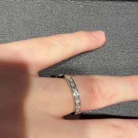 【エクセルコダイヤモンド(EXELCO DIAMOND)の口コミ】 バゲットカットがとっても上品だったからです。ダイヤの透明感が、澄んだ…