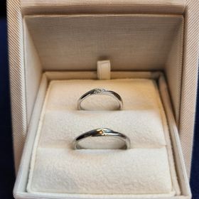 【ENUOVE(イノーヴェ)の口コミ】 少しウェーブのかかったデザインを探していました。指が細長いので、あま…