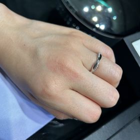 【ラザール ダイヤモンド(LAZARE DIAMOND)の口コミ】 蔦のようなデザインが特徴のリングです。ストレートタイプでダイヤの多く…