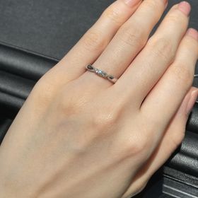 【エクセルコダイヤモンド(EXELCO DIAMOND)の口コミ】 デザインが個性的かつ可愛くて目を惹きました。中央の3つのダイヤは結婚指…