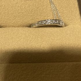 【TASAKI(タサキ)の口コミ】 ダイヤの一つ一つが綺麗に光っていた。付けた時の肌触りはあまりよいとは…