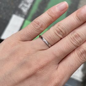 【1122 iifuufu bridal(いい夫婦ブライダル)の口コミ】 細めタイプのシンプルな指輪です。ダイヤはハートアンドキューピットへ変…