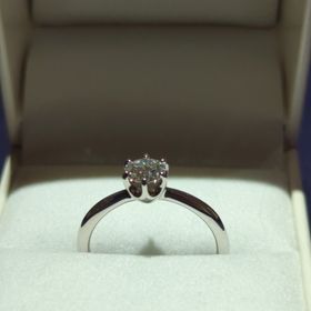 【BIJOUPIKO(ビジュピコ)の口コミ】 ダイヤは色んなお店を巡った結果、価格的にも品質にも納得したのでこれに…