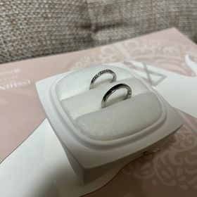 【俄(にわか)の口コミ】 指輪一本でも完結する可愛いデザインであり、貰った婚約指輪と重ねても違…