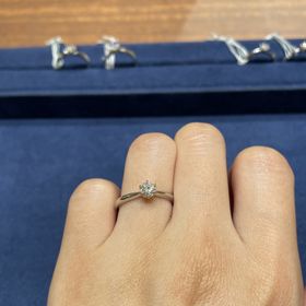 【4℃ BRIDAL(ヨンドシーブライダル)の口コミ】 シンプルな一粒立て爪、ストレートタイプの婚約指輪を探していました。4℃…