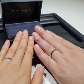 【ラザール ダイヤモンド(LAZARE DIAMOND)の口コミ】 様々な指輪のデザインを検討している中で、やはりダイヤ付きで斜めにライ…
