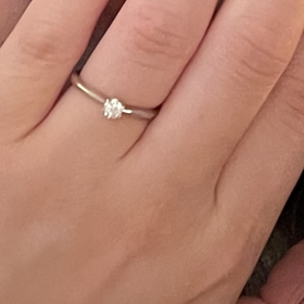 【ラザール ダイヤモンド(LAZARE DIAMOND)の口コミ】 リングがシンプルなデザインではありますが、その分ダイヤモンドの輝きが…