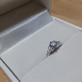 【宝寿堂(ほうじゅどう)の口コミ】 デザイン性の好みとダイヤの大きさ、長く着用できるかどうかで決定した。…