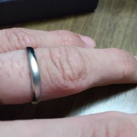 【銀座ダイヤモンドシライシの口コミ】 値段がお手頃で手が届きやすい価格帯であり、指輪のデザインもスリムであ…