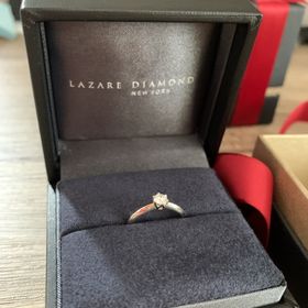 【ラザール ダイヤモンド(LAZARE DIAMOND)の口コミ】 王道シンプルな立て爪だったこと。日常使いしやすい、嫌味ではない石のサ…