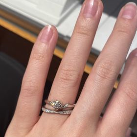 【銀座ダイヤモンドシライシの口コミ】 長く付けられるデザインで、気に入りました。一見シンプルなストレートの…