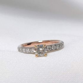 【ケイウノ ブライダル(K.UNO BRIDAL)の口コミ】 両家の母から譲り受けた指輪を活用し、オーダーで作っていただきました。
…