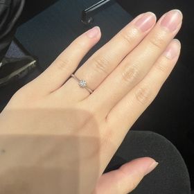 【銀座ダイヤモンドシライシの口コミ】 ダイヤモンドが大きくなくても目立つような、それでいて華奢なデザインの…