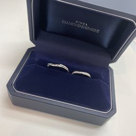 【銀座ダイヤモンドシライシの口コミ】 デザインが凄く大人っぽく女性の方はストーンが入っており、婚約指輪と一…