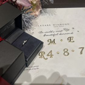 【ラザール ダイヤモンド(LAZARE DIAMOND)の口コミ】 このデザインは真ん中だけではなく
左右にもダイヤがあります。
真ん中の…