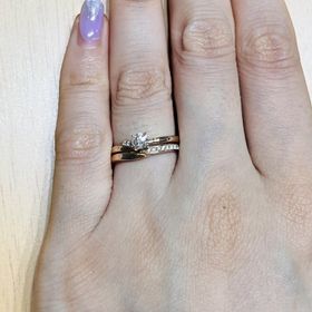 【俄(にわか)の口コミ】 デザインがとも可愛かったったので。重ね付けした際は宝石部分が流れるよ…