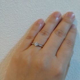 【銀座ダイヤモンドシライシの口コミ】 デザインがシンプルかつ、サイドから見たときにも美しい形であることが一…