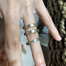 【杢目金屋(もくめがねや)の口コミ】 木目調ということでどことなく和風の雰囲気がでる。リングはどれもこれも…