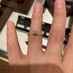 【ORECCHIO(オレッキオ)の口コミ】 他にはなかなかないエメラルドカットのダイヤを配置した婚約指輪で、サイ…