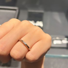 【ラザール ダイヤモンド(LAZARE DIAMOND)の口コミ】 洗練されたデザイン、大人っぽい雰囲気のデザインがおすすめです。シンプ…