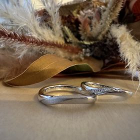 【アイプリモ(I-PRIMO)の口コミ】 まずはデザインが可愛すぎて一目惚れしました。婚約指輪と同じシリーズと…