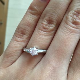 【銀座ダイヤモンドシライシの口コミ】 立てヅメではなく、普段からも使えて、結婚指輪と重ね付けできるデザイン…