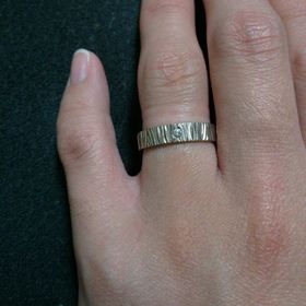 【ミルフローラ(Milluflora)の口コミ】 一生身に付けていく大切な指輪なので、
飽きがこないようにすることと
自…