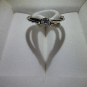 【STAR JEWELRY(スタージュエリー)の口コミ】 立爪タイプだと引っかけてしまい着用感が好きではない、でも埋め込みタイ…