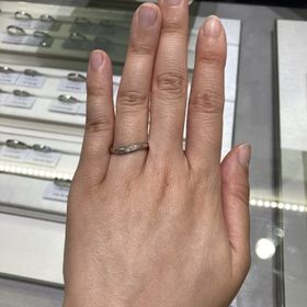 【アイプリモ(I-PRIMO)の口コミ】 ゆるやかなウェーブのデザインが指を細く長く見せてくれます。流れにそっ…